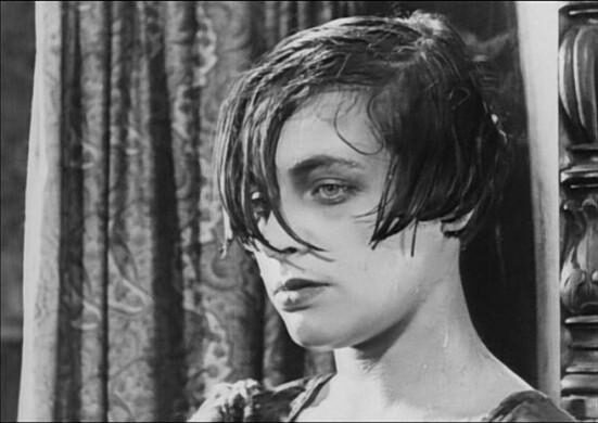 Cama y sofá (Tretya meshchanskaya) (Abram Room, 1927)